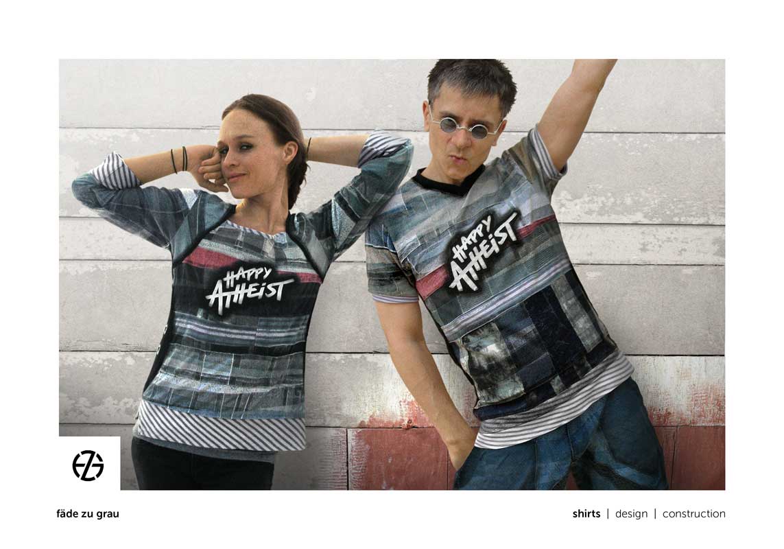 female model and artist fade zu grau presenting t-shirt with the saying "happy atheist"